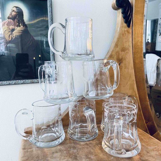 Set med 7 antika glasbägare etsade