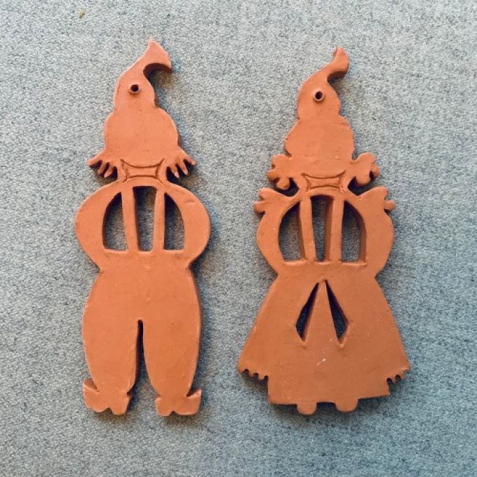 Paret lerfigurer jul för upphängning