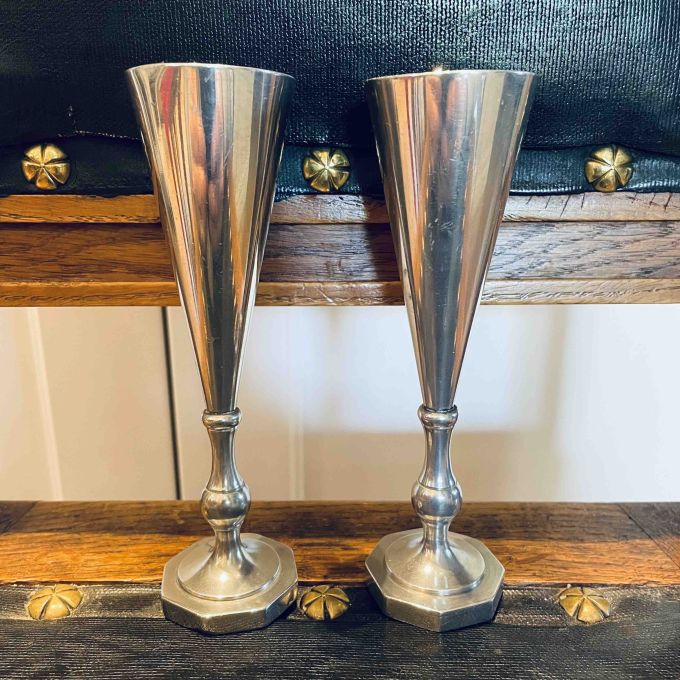 Paret höga snapsglas i tenn