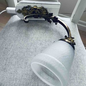 Vägglampa sirlig på träbricka