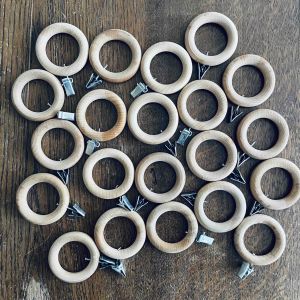 Set med 21 st träringar för gardinupphäng