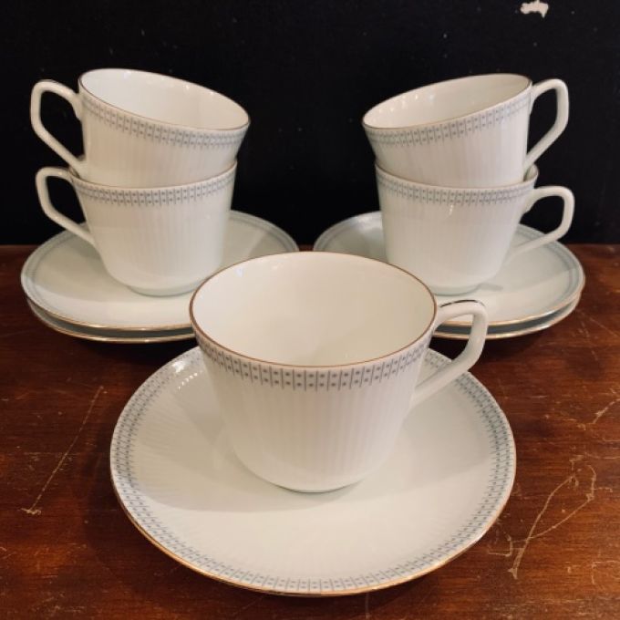 Set med 5 koppar och fat