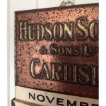 Antik Väggkalender Metall \"Hudson Scott & Sons Ltd Carlisle\"