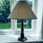 Bordslampa svarvat trä