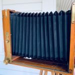 Antik Bälgkamera m stativ och plåtar