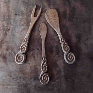 Set med 3 snidade träreddskap