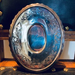 Ovalt dekorerat fat i nysilver