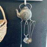 Väggprydnad tekanna med tre krokar