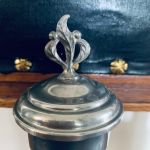 Liten tennpokal m träfot och lock