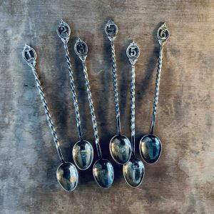 Set med 6 numrerade skedar