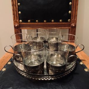 Bricka med 6 glas med metallbehållare