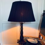 Bordslampa svarvat trä