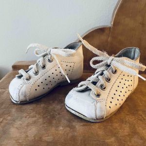 Äldre skinnskor knytskor barn