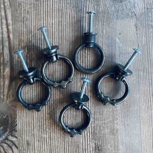 Set med 5 handtag oxidfärgade ringar