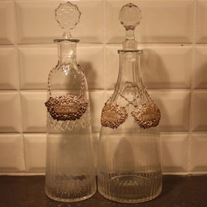 2 antika karaffer m brickor