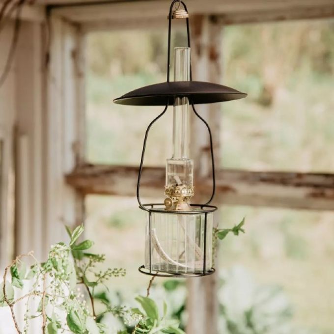 Fotogenlampa med ställning för upphängning