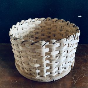 Antik flätad korg med träbotten - diameter 25 cm