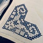 Set med 8 mindre linneservetter brodyr