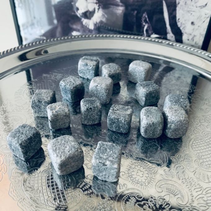 Set med 16 st whiskeysstenar