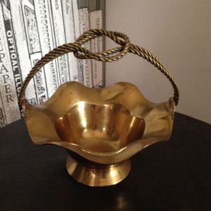 Mässingsskål med handtag