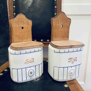 Paret vägghängda porslinsburkar Mjöl och Salt