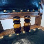 Paret bruna glasflaskor små