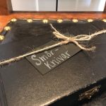 Smörknivset i låda