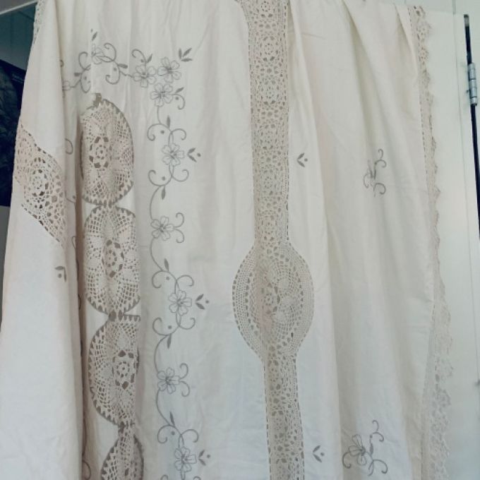 Underbar duk 240*150 cm- virkad och broderad