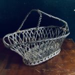 Flaskhållare virade metalltrådar