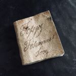 Svetsfönster med pytteliten anteckningsbok från 1858