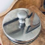 Glasskål med metallock