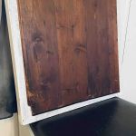 Vacker trässpegel med fasetterat glas