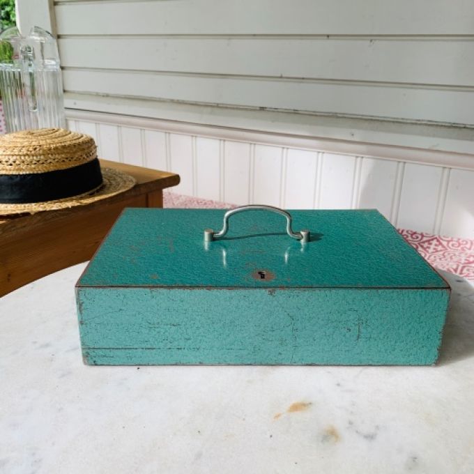 Grön plåtlåda med kassalåda