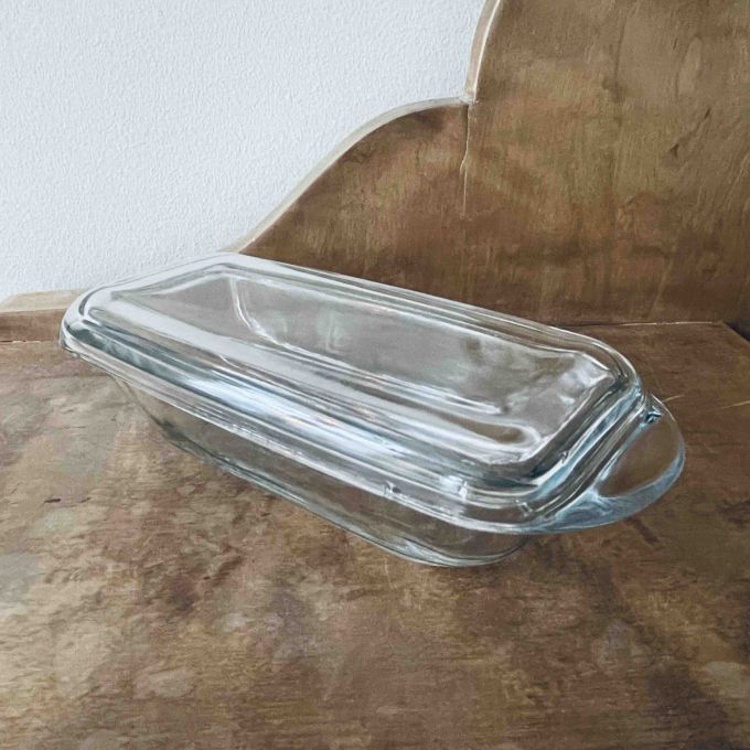 Avlång glasbehållare med lock