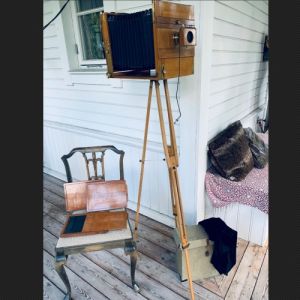 Antik Bälgkamera m stativ och plåtar