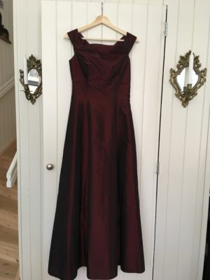 Balklänning mörkt vinröd skimrande