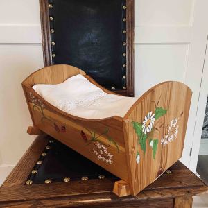 Handmålad trävagga för dockor