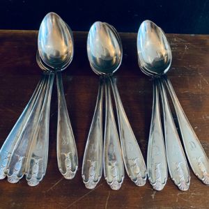 Set med 10 stora nysilverskedar med bokstaven D