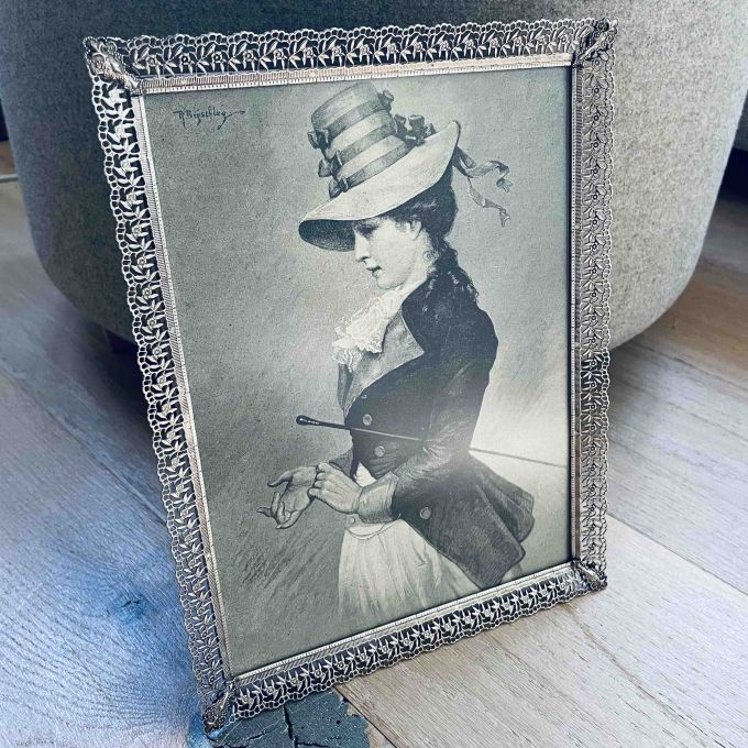 Metallram m äldre tidningsurklipp