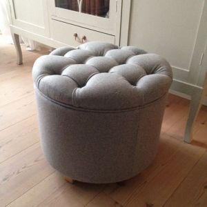 TILLFÄLLE: Djuphäftad Pall Wooly Möbelull - Light grey