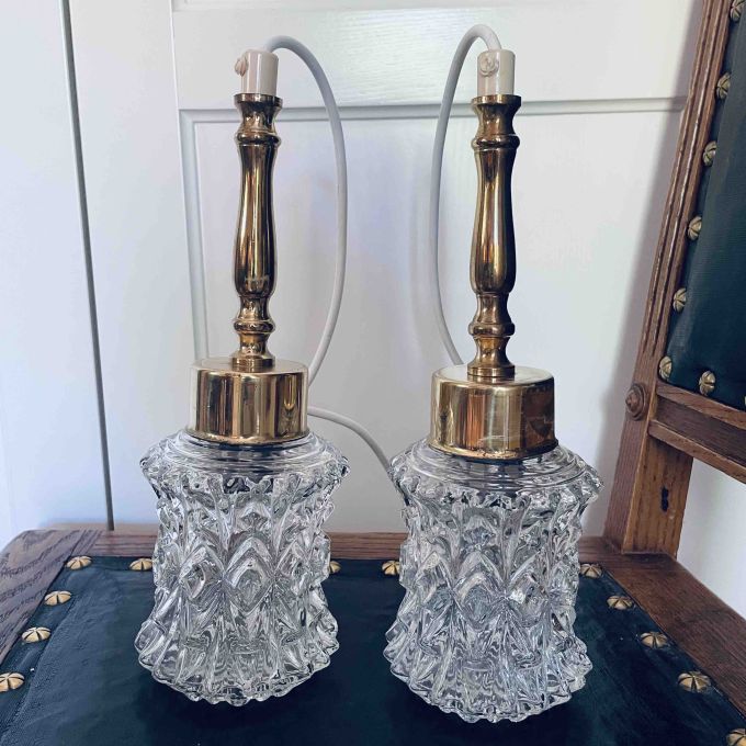 Paret fönsterlampor i glas