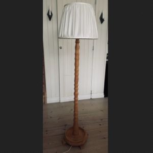 Golvlampa svarvad trären - ny el