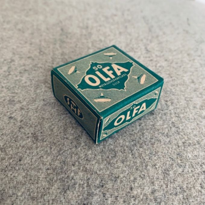 Liten häftstiftsask med häftstift