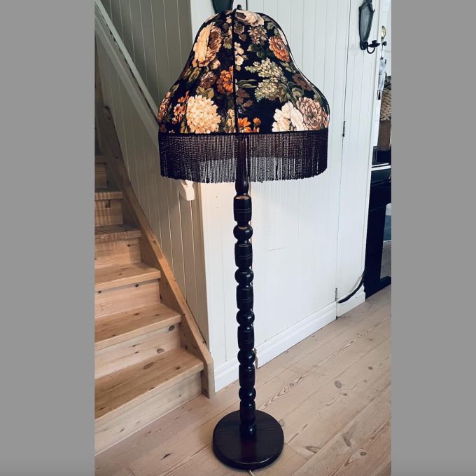 Golvlampa stor blommig skärm