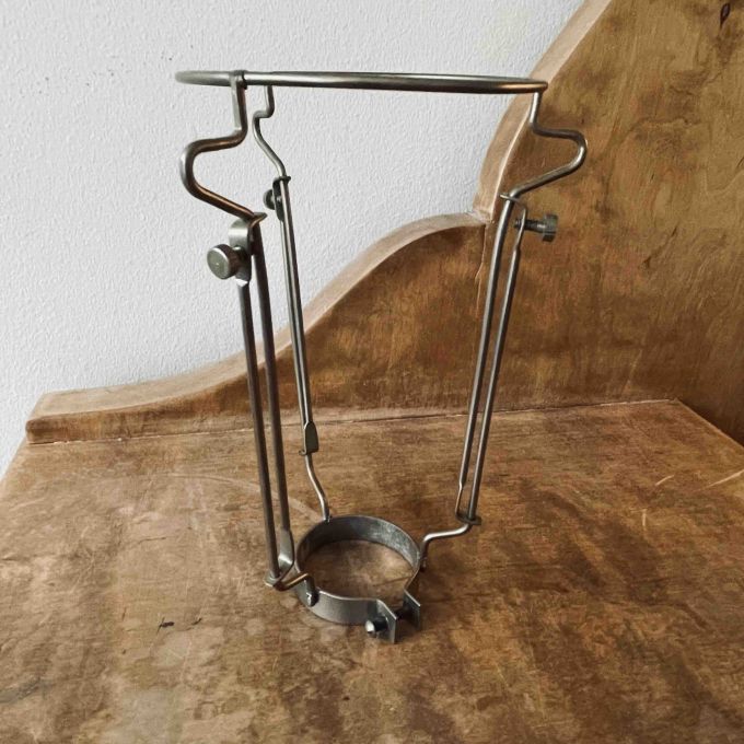 Lyrställning med klämfäste