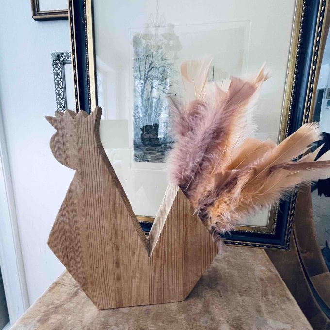 Påskhöna i trä med fjädrar