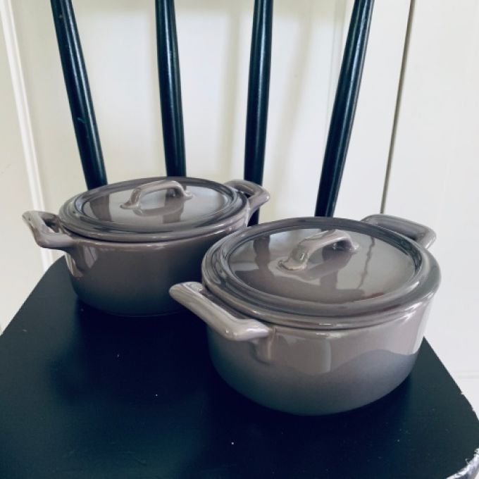 Paret keramikformar med lock