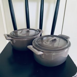 Paret keramikformar med lock