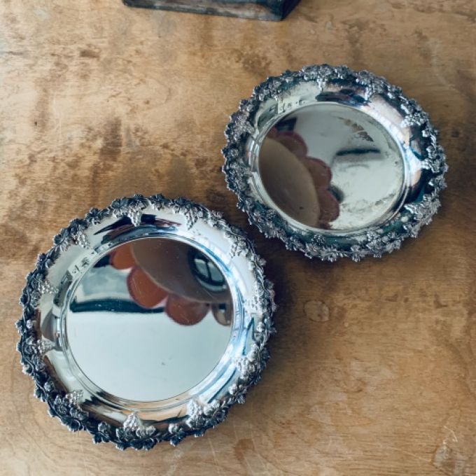 Paret små metallfat