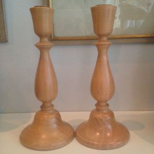 Paret handsnidade ljusstakar i bokträ